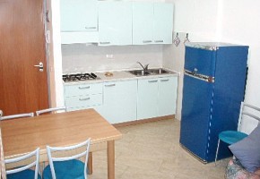 ob�vacia izba s kuchynkou