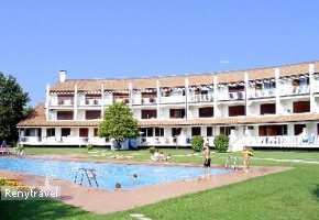 n�dvorie rezidencie s tr�vnikom a baz�nom