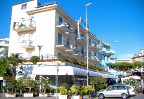 hotel COLONNA parkovisko pred hotelom