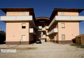 rezidencia LA PERLA zadn� dvor s parkoviskom