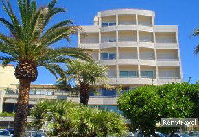 hotel ASTOR na hlavnej ulici hne� pri pl�i
