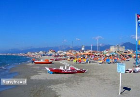 takto vyzer� pobre�ie Versilia v dl�ke 20km