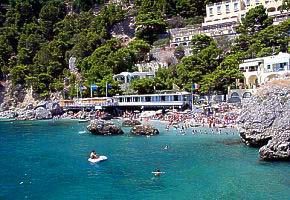 Capri v��ina hotelov je na strm�ch �tesoch, k moru b�va pr�stup po schod�koch