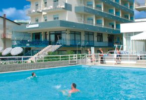 CONDOR baz�n pred hotelom