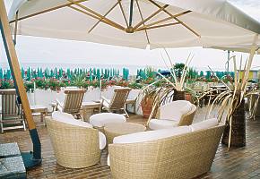 hotel De la Ville ratanov� fotelky