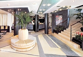 hotelov� recepcia s halou a barom