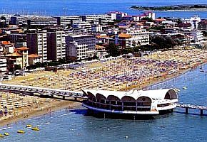  Lignano, pl�e, re�taur�cia na pilieroch v mori