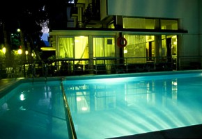 hotel ASTRA baz�n pri no�nom osvetlen�