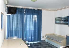 rezidencia EL CHICO ob�vacia miestnos� s rozkladac�m gau�om a sat-tv