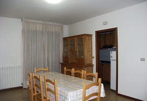 rezidencia PALIZZI ob�vacia miestnos� s jed�lensk�m stolom