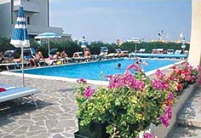 hotel LIFE baz�n