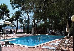 hotel MARE e PINETA leh�tka okolo baz�nu
