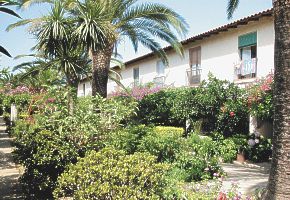 palmy v zhrade rezidencie LA TONNARA