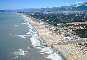  Tosk�nsko - zn�me pl�e Versilia sa tiahnu od Marina di Massa cez Forte dei Marmi, Marina di Pietrasanta po Viareggio 
