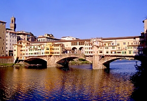  Tosk�nsko - Florencia kto by nepoznal asi najzn�mej�� most v Taliansku - Ponte Vecchio pln� zlatn�ckych obchod�kov