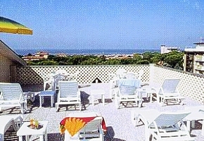 hotel GLI OLEANDRIterasa s v�h�adom na more