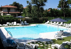 hotel LOGOS baz�n s leh�tkami